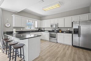 House, 4 Bedrooms | Private kitchen | Fridge, microwave, oven, dishwasher - 214 Shoreland (Gulf Shores)