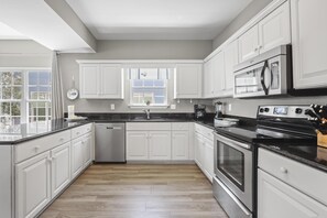 House, 4 Bedrooms | Private kitchen