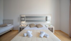 Standard double or Twin room, sea view | 1 間臥室、獨特裝潢、布置獨特、書桌