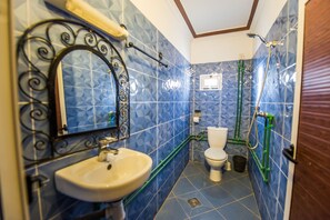 Shower, perlengkapan mandi gratis, pengering rambut, dan handuk