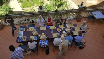 Der serveres morgenmad, frokost og aftensmad