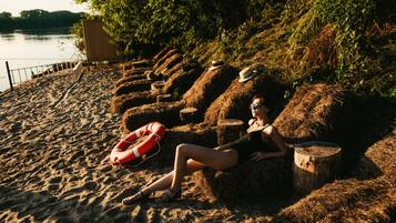 Yksityinen ranta, aurinkotuoleja, rantalentopallomahdollisuus