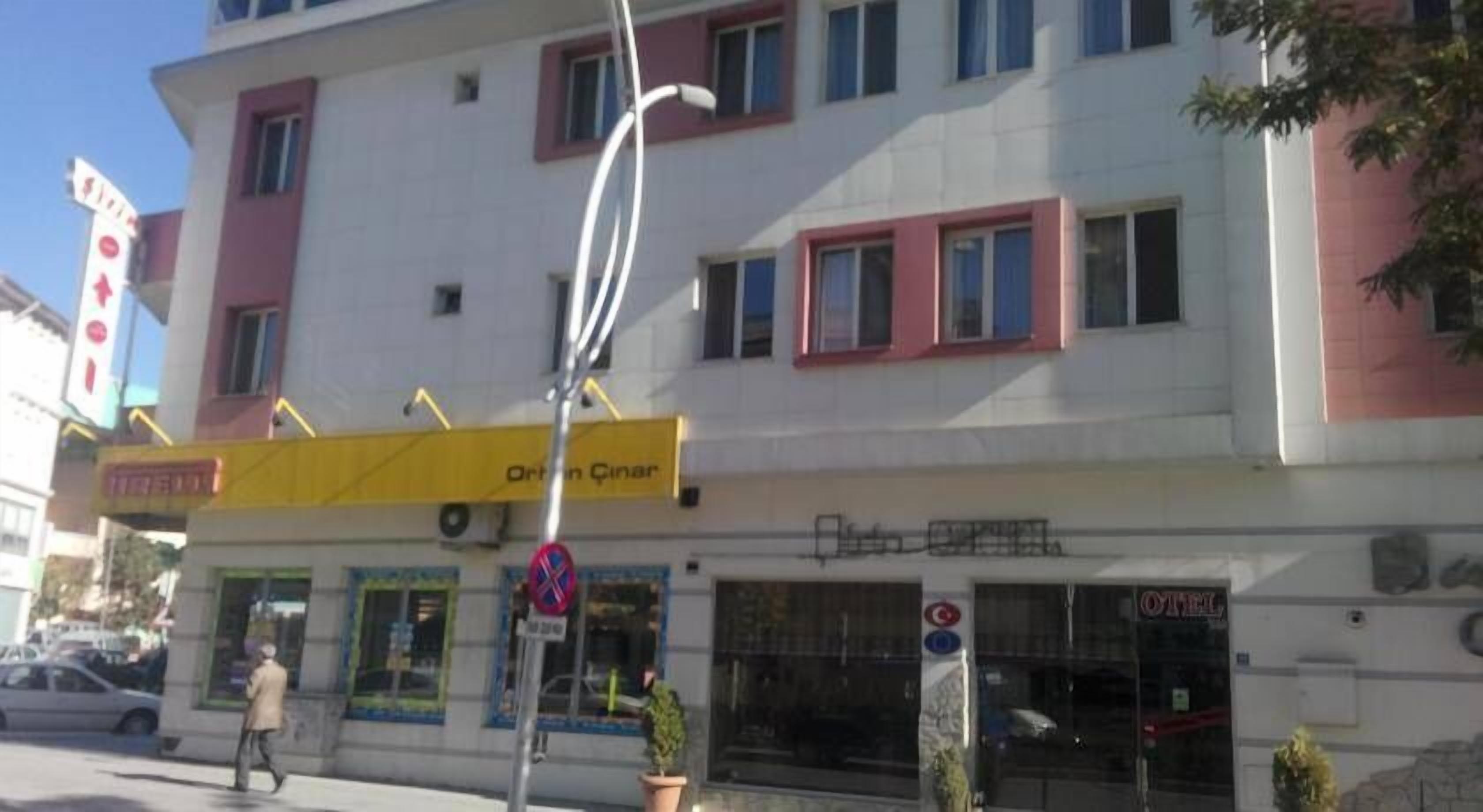 Um edifício com fachada identificada como 