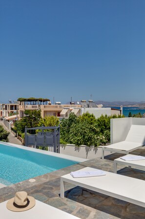 Utomhuspool, infinity-bassäng och solstolar