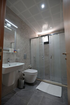 Dusche, kostenlose Toilettenartikel, Haartrockner, Hausschuhe