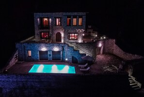Fachada da propriedade à noite