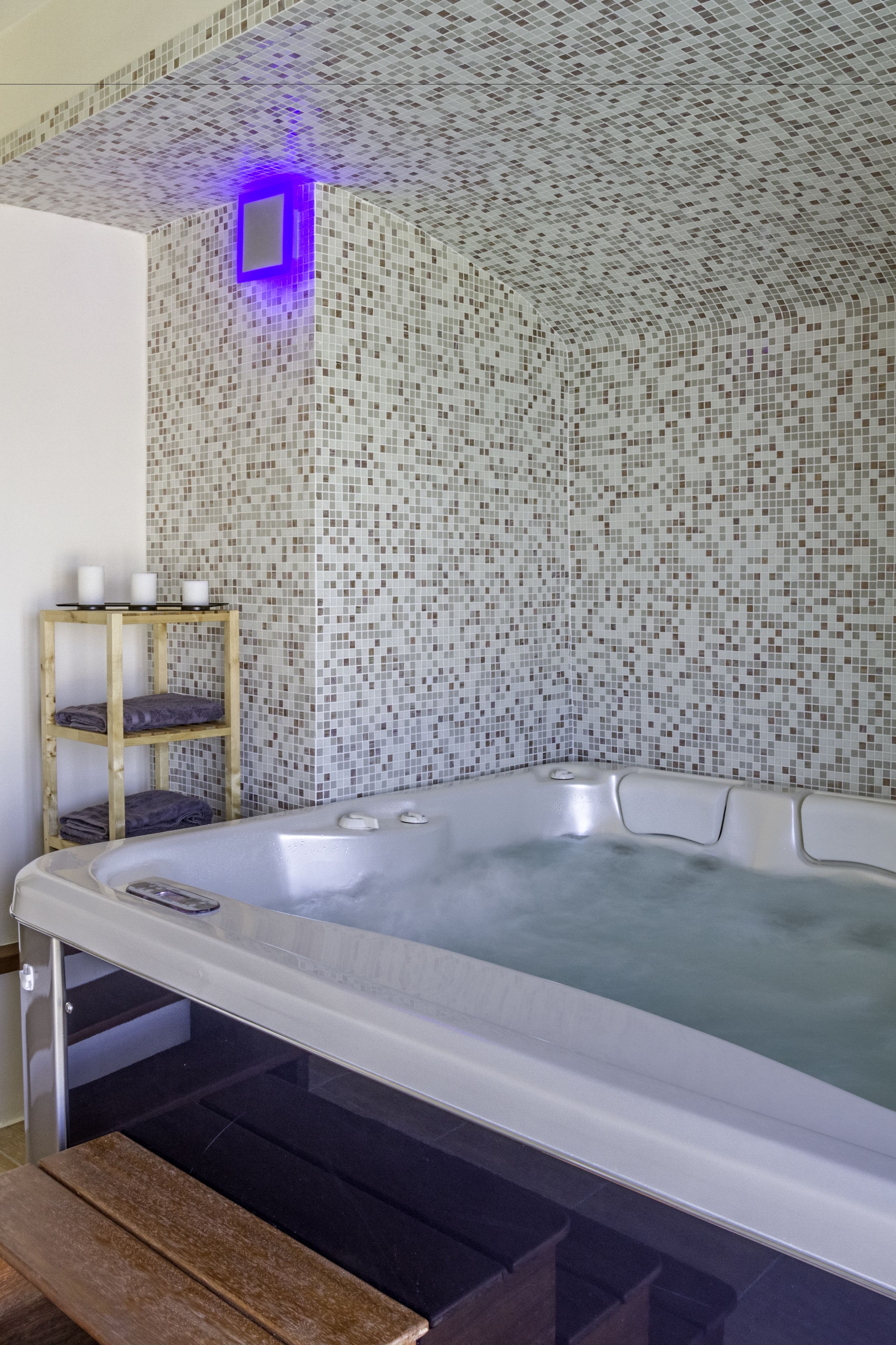 Indoor spa tub