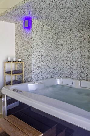Indoor spa tub