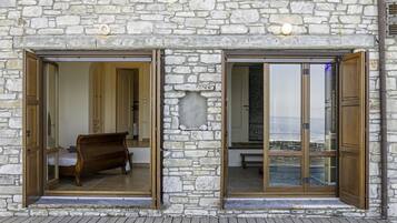 أغطية فراش متميزة ومكواة/لوح كي وواي فاي مجانًا