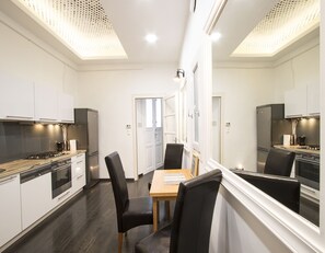 Classic-lejlighed - 2 soveværelser | Privat køkken | Køleskab, mikrobølgeovn, ovn, kogeplade