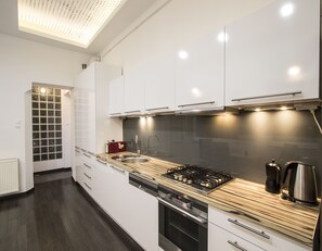 Classic-lejlighed - 2 soveværelser | Privat køkken | Køleskab, mikrobølgeovn, ovn, kogeplade