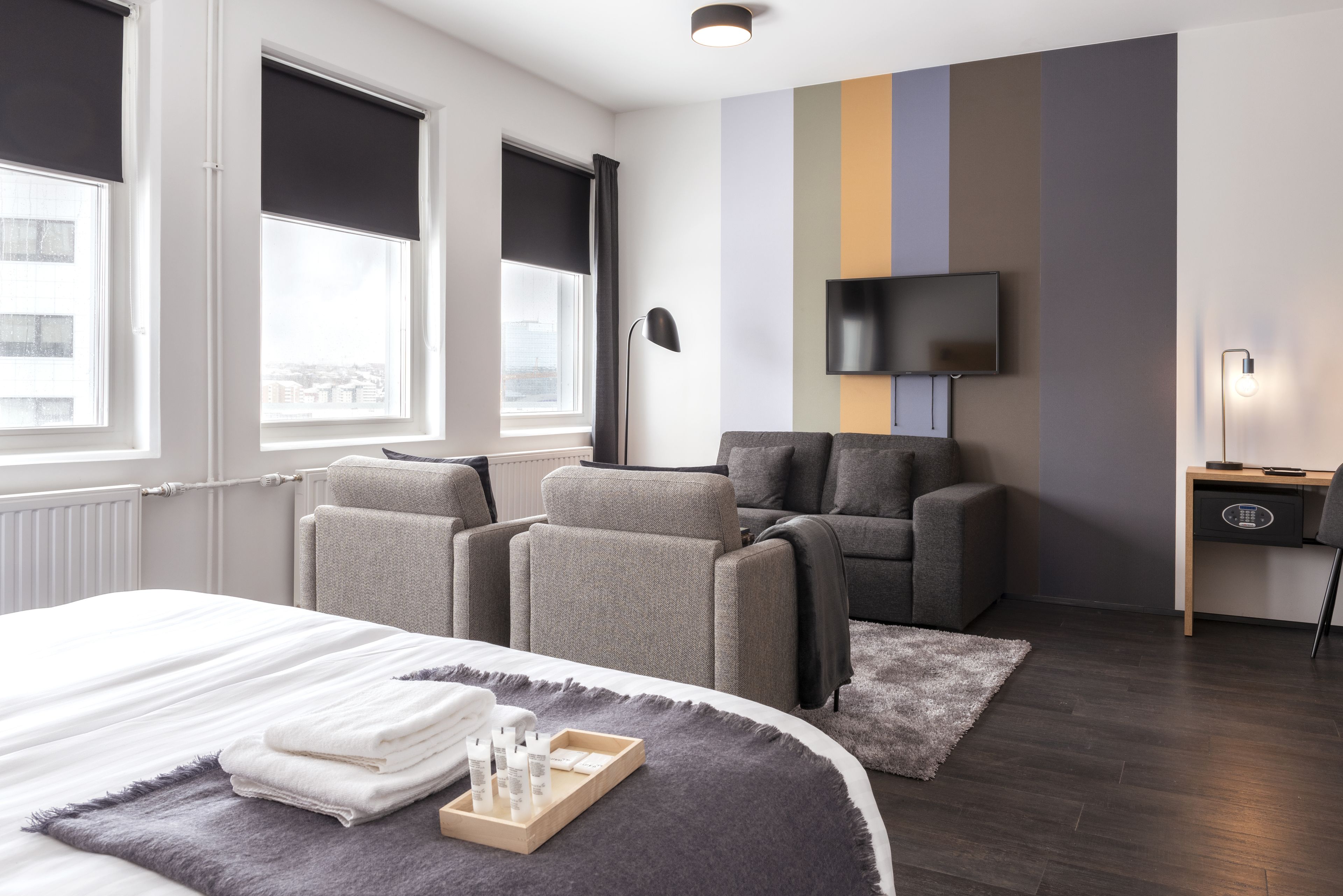 Family Suite Large | Caja de seguridad en la habitación, escritorio y cortinas blackout 