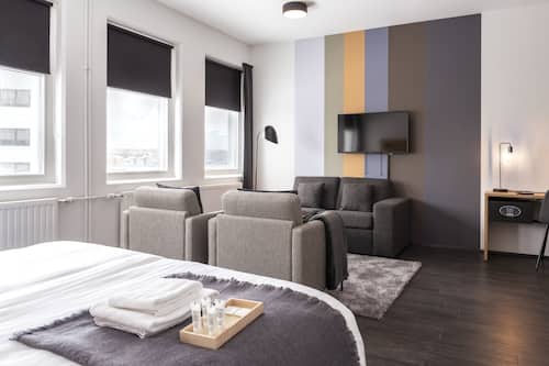 Family Suite Large | Zimmersafe, Schreibtisch, Verdunkelungsvorhänge, kostenloses WLAN