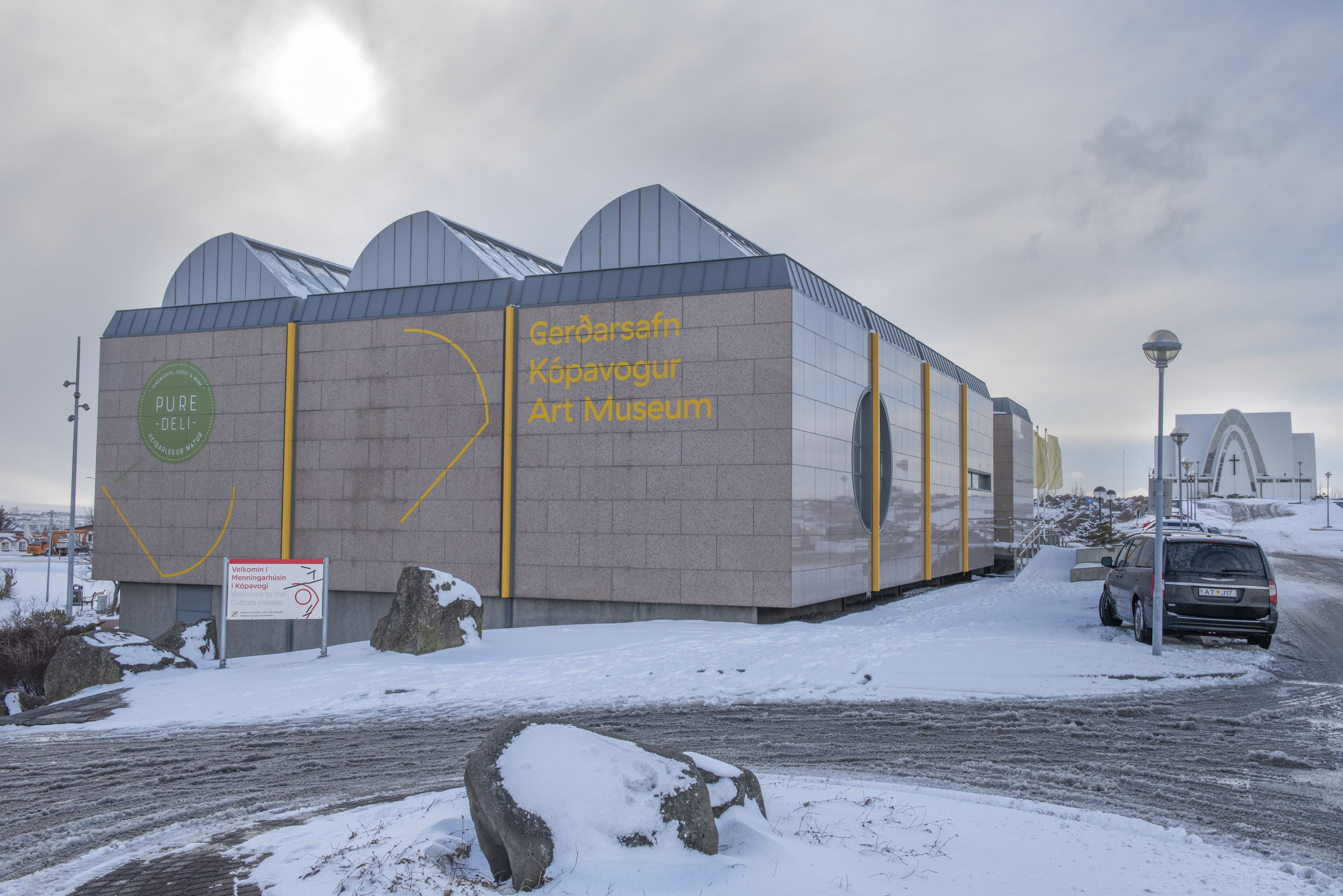 Un bâtiment sur lequel on peut voir une enseigne indiquant le musée d’art Gerdarsafn Kópavogur.