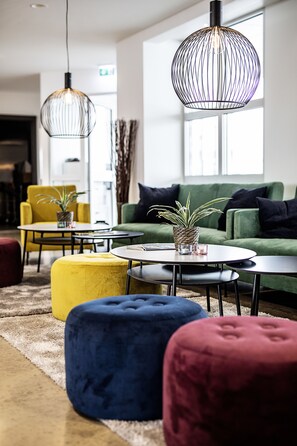 Coin salon dans le hall