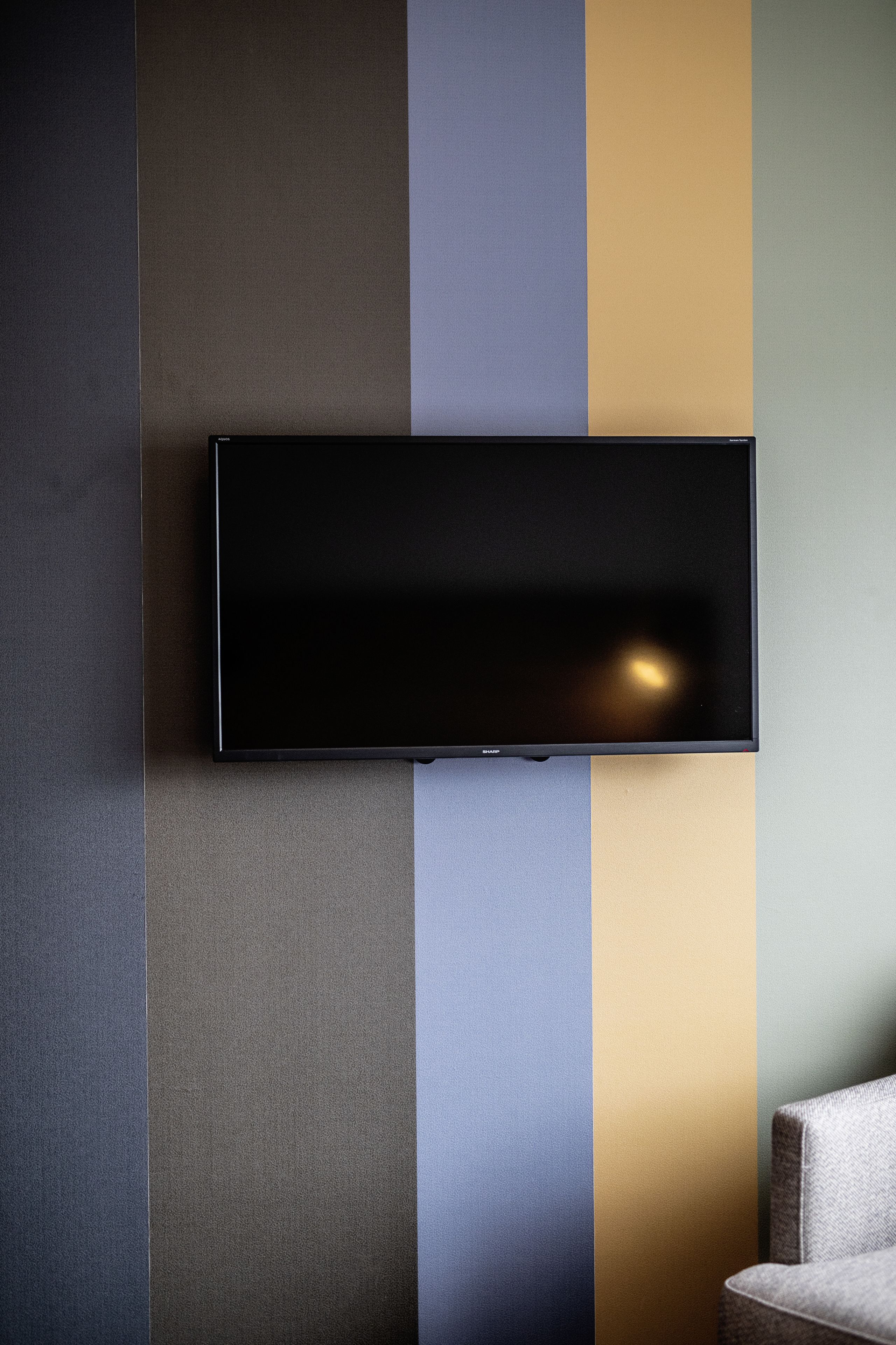 Un televisor de pantalla plana montado en una pared con un diseño a rayas.