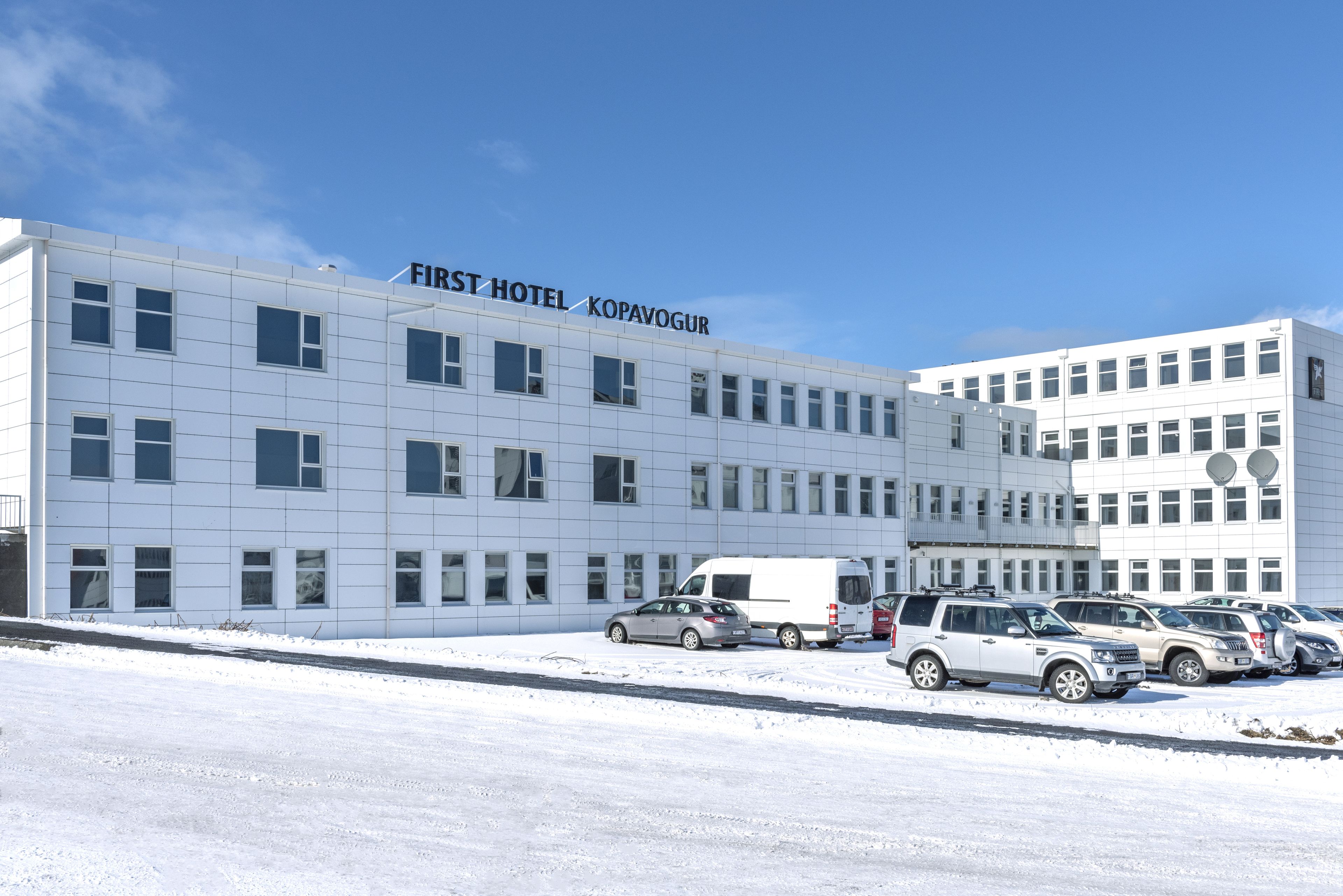 Moderni hotellirakennus, jonka kyltissä lukee: ”FIRST HOTEL KOPAVOGUR”.