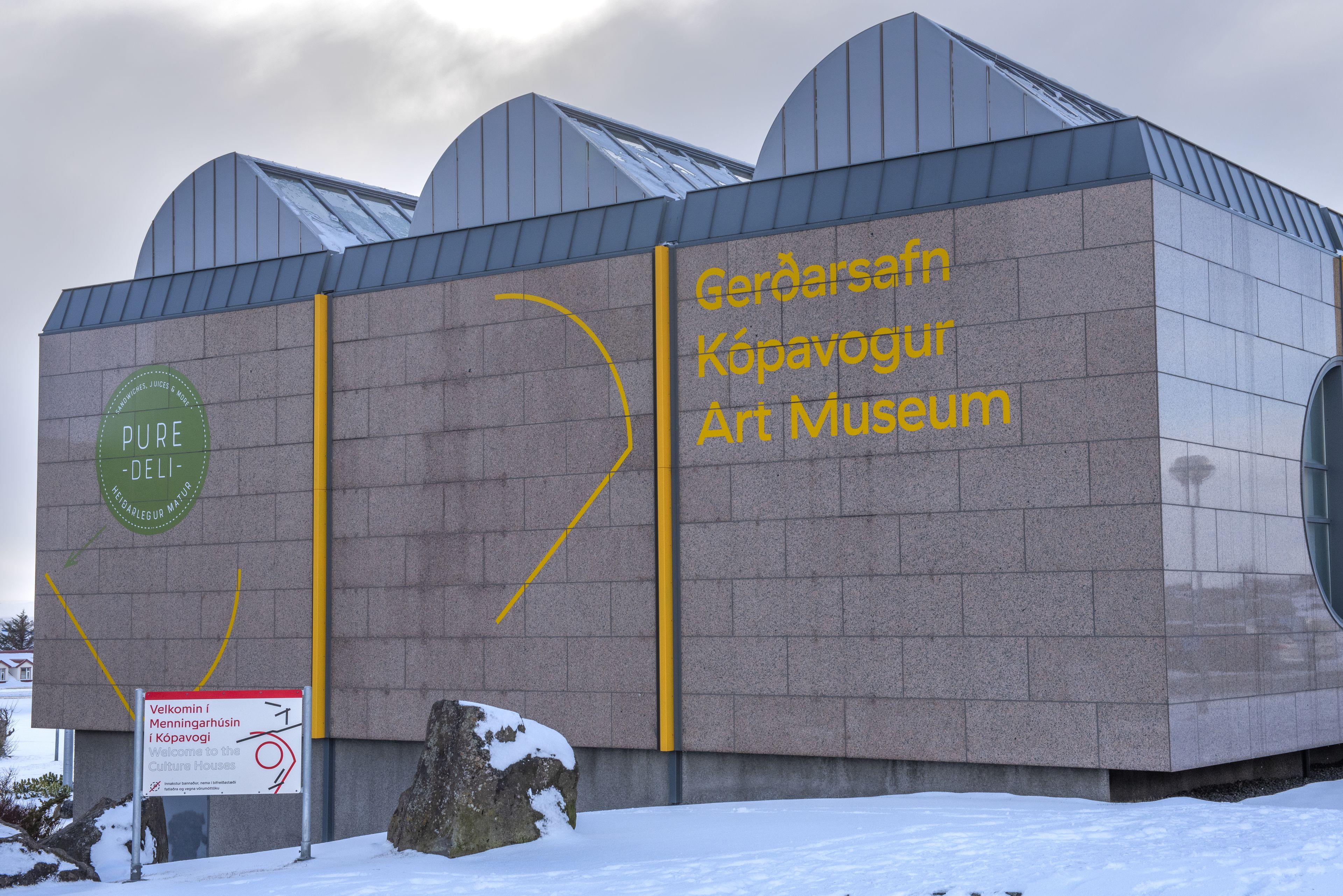 Un bâtiment sur lequel on peut lire l’inscription suivante : « Gærðarsafn, musée d’art de Kópavogur ».