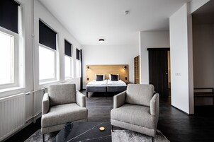 Caja de seguridad en la habitación, escritorio y cortinas blackout