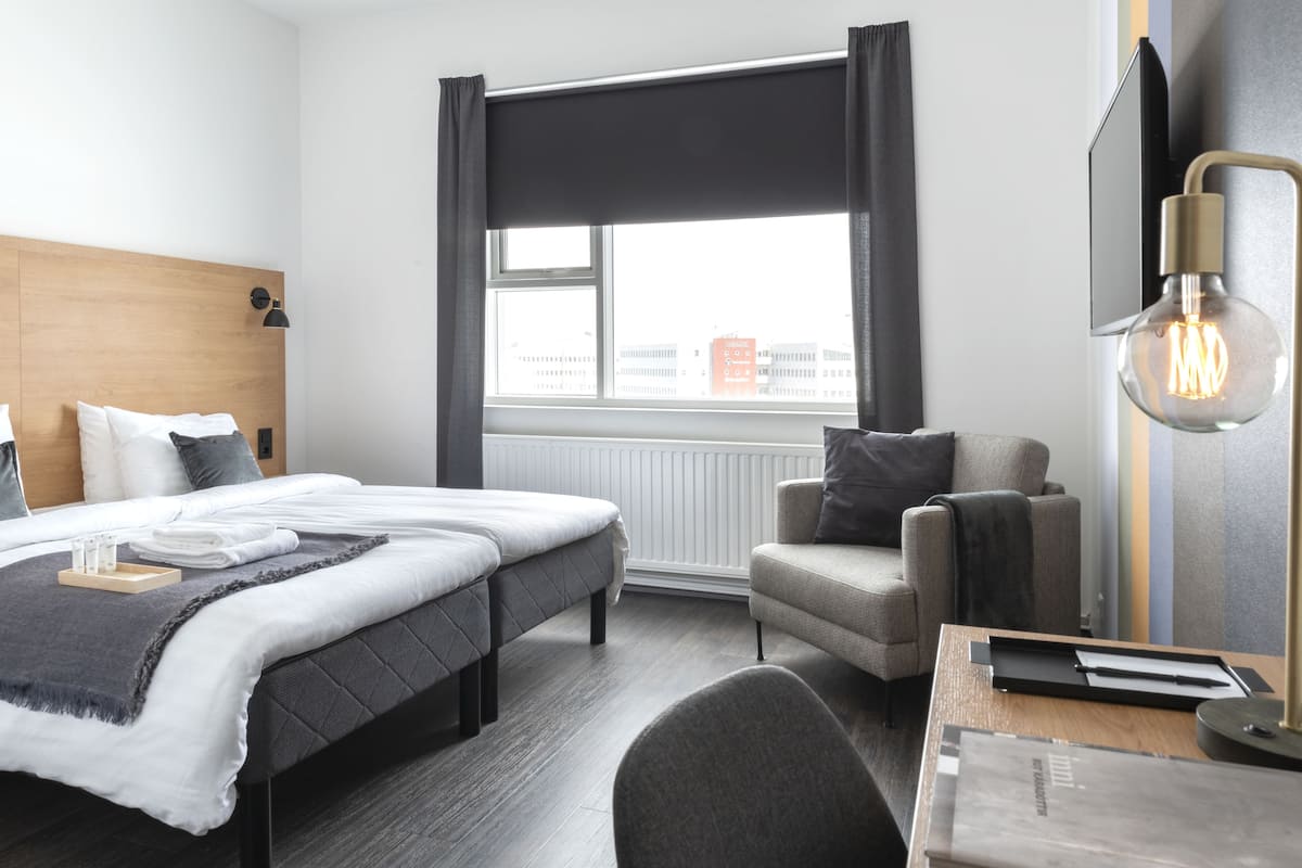 Habitación doble superior | Caja fuerte, escritorio, cortinas opacas y wifi gratis