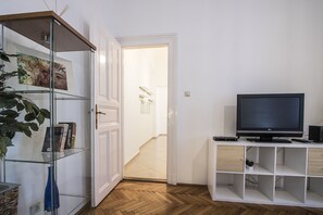 Comfort appartement, 2 slaapkamers | Woonkamer | Een televisie