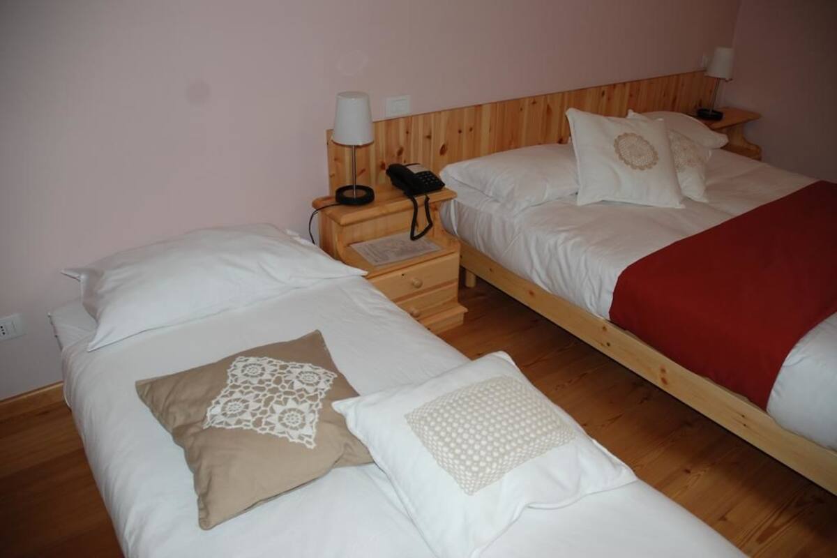 Habitación triple, con acceso para personas discapacitadas | Escritorio y wifi gratis