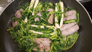 Se sirven comidas, cenas y cocina regional