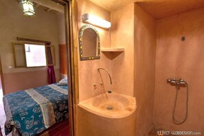 Chambre Double Standard | Salle de bain | Douche, serviettes fournies