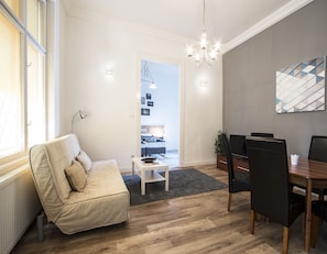 City appartement, 2 slaapkamers | Woonruimte | Een 41-inch flatscreentelevisie met kabelzenders en een televisie