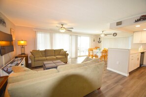 Condo, 2 chambres | Aire de séjour | Téléviseur