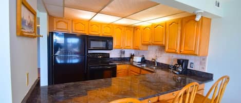 Condo, 2 habitaciones | Cocina privada | Refrigerador, microondas, lavavajillas y cafetera y tetera