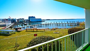 Una proprietà sul lungomare con un molo privato, una piscina e vista sullo skyline cittadino.