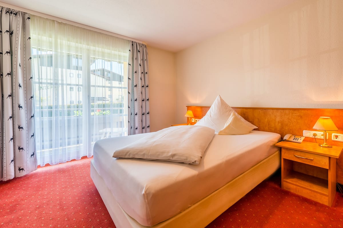 Habitación individual Deluxe, balcón | Ropa de cama de alta calidad y caja de seguridad en la habitación