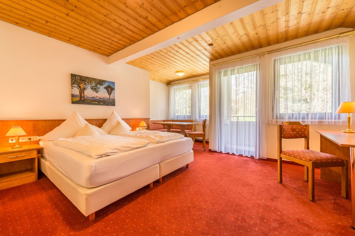 Habitación familiar | Ropa de cama de alta calidad y caja de seguridad en la habitación