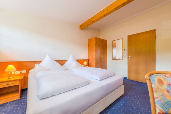 Standard Double Room | Premium bedding, in-room safe, desk, soundproofing - Hotel Neudeck (Oberstaufen)