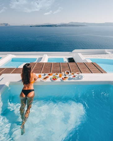 Una piscina al aire libre de temporada, sombrillas. Phōs The Boutique Luxury Hotel & Villas