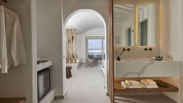 The Diamond Suite with Diamond Infinity Heated Private Pool | Sábanas italianas Frette, ropa de cama de alta calidad y minibar