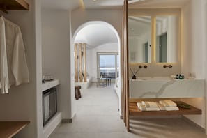 The Diamond Suite with Diamond Infinity Heated Private Pool | Lençóis italianos Frette, roupas de cama premium, frigobar