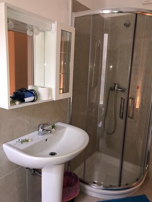 Habitación cuádruple | Baño | Regadera, amenidades de baño gratuitas, secadora de cabello, bidet 