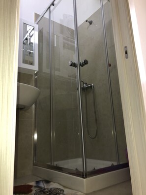 Dusche, kostenlose Toilettenartikel, Haartrockner, Bidet