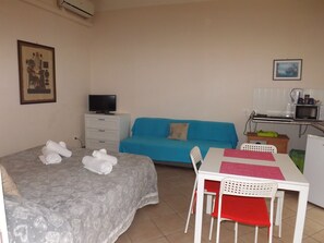 Studio, terrasse | Italienske Frette-laken, memory foam-senger og lydisolert