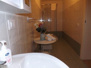 Studiolejlighed - terrasse | Badeværelse | Bruser, hårtørrer, bidet, håndklæder