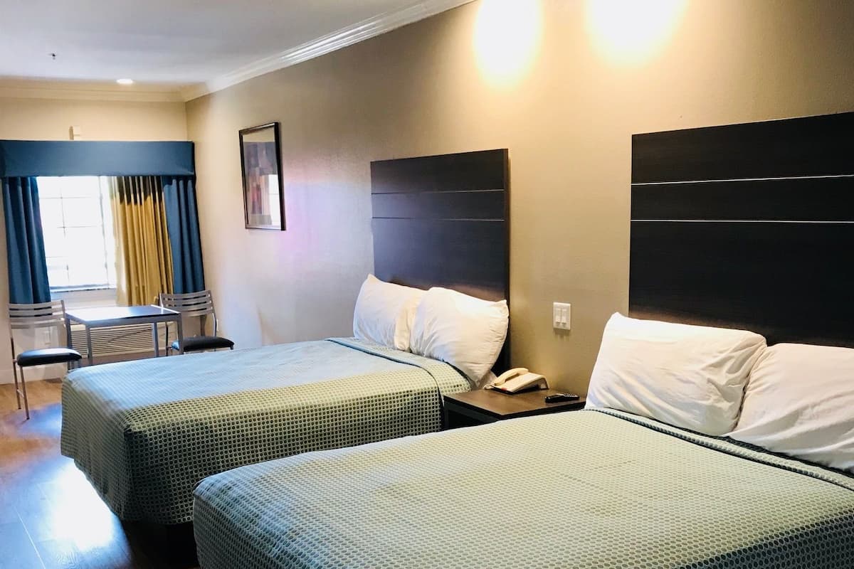Quarto standard, 2 camas de casal, para fumantes | Escrivaninha, ferros/tábuas de passar roupa, Wi-Fi de cortesia