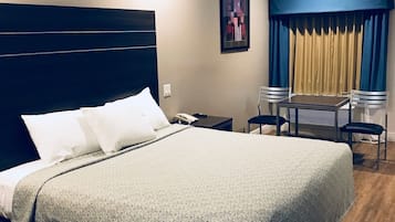 Rom – standard, 1 kingsize-seng, røyk | Skrivebord, strykejern/-brett, wi-fi (inkludert) og sengetøy