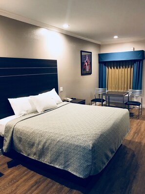 Chambre Standard, 1 très grand lit, fumeur