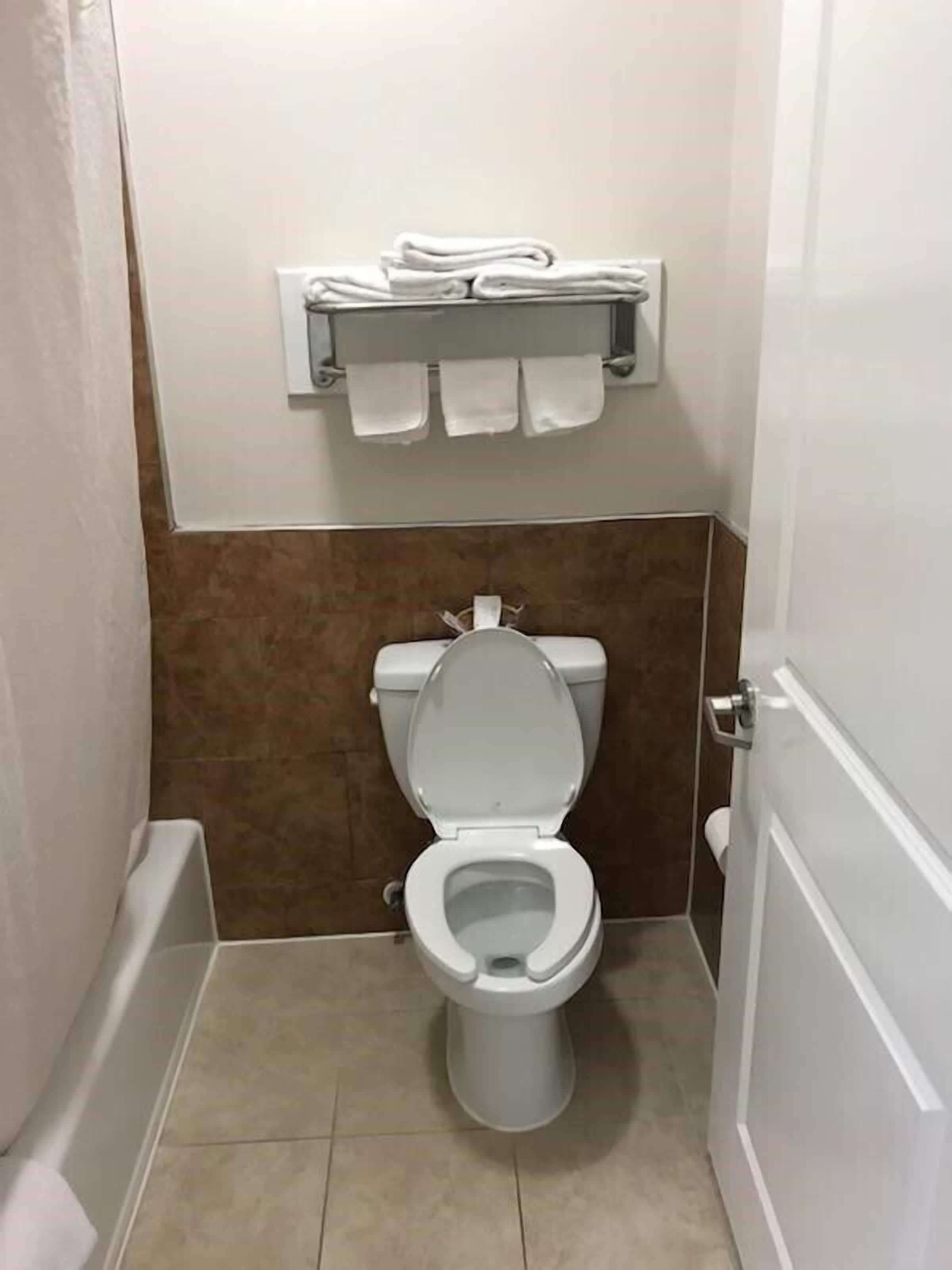 Een bad/douchecombinatie, gratis toiletartikelen, handdoeken