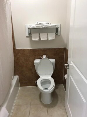 Suihkun ja ammeen yhdistelmä, ilmaiset hygieniatuotteet, pyyhkeet