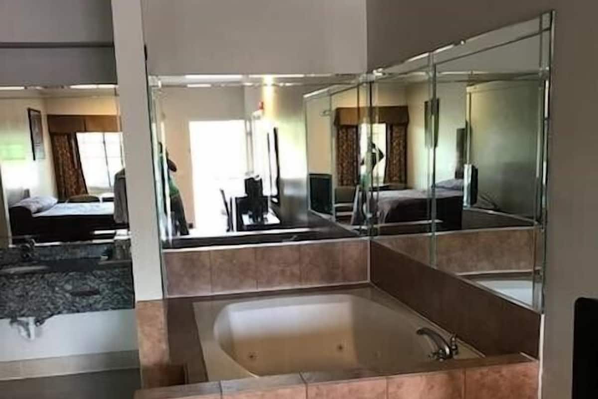 Suíte grand, 1 cama King, banheira de hidromassagem | Escrivaninha, ferros/tábuas de passar roupa, Wi-Fi de cortesia