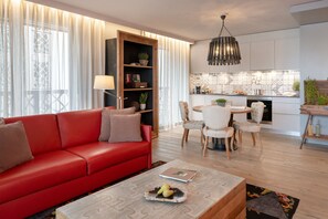 Leilighet, 2 soverom | Oppholdsområde | En 55-tommers Flatskjerm-TV med Parabol-TV samt TV og nettbrett