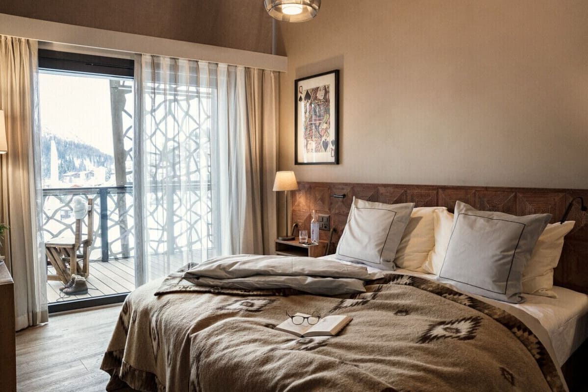 Bộ đồ giường kháng dị ứng, minibar, két bảo mật tại phòng